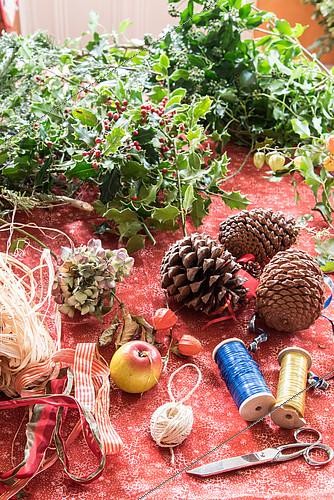 Biosphoto | 2086431 | Réalisation d'une couronne de Noël | &copy; Yann Avril / Biosphoto