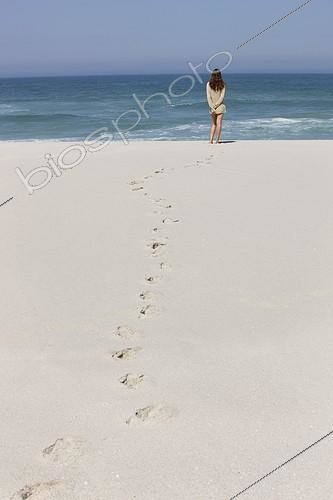 Biosphoto | 1757709 | Rear view of a woman standing on the beach | &copy; Fabrice Lerouge / Photononstop / Biosphoto