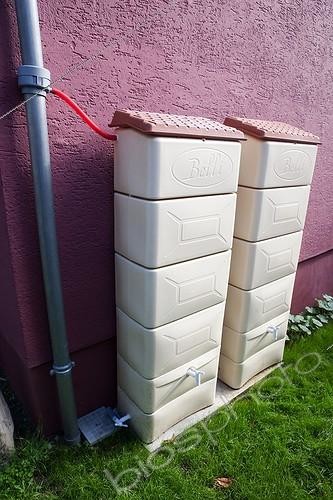 Biosphoto | 1381356 | Récupérateur d'eau de pluie dans un jardin France | &copy; Pascal Greboval / Biosphoto