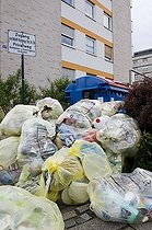 Biosphoto | 1601264 | Recycling in Germany, yellow bags and waste paper in front of apartment blocks | © Denis Meyer / imageBROKER / Biosphoto