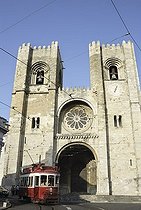 Biosphoto | 1600477 | Red tram in front of the Catedral Sé Patriarcal cathedral, Lisbon, Portugal, Europe | © Silvana Guilhermino / imageBROKER / Biosphoto