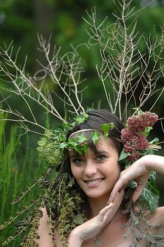 Biosphoto | 2073111 | Renouer un lien avec la nature - jeune femme portant des fleurs en couronne sur la tête - vivre en harmonie avec la nature | &copy; Catherine Fruhinsholz / Biosphoto