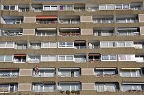 Biosphoto | 1606123 | Residential high-rise with balconies and satellite dishes, Meschenich district in Cologne, North Rhine-Westphalia, Germany, Europe | © Walter G. Allgoewer / imageBROKER / Biosphoto