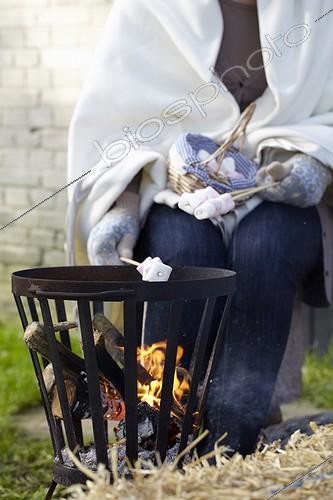 Biosphoto | 1632831 | Roasting marshmallows | &copy; Visions Botanical / Visions Pictures / Biosphoto