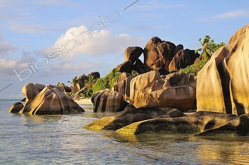 Biosphoto | 2165501 | Rochers de granite sculptés par la mer sur la plage d'Anse Source d'Argent, la Digue, Seychelles | &copy; Peter Giovannini / imageBROKER / Biosphoto