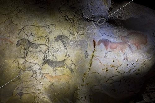 Biosphoto | 762513 | Rock painting in the cave of Ekain in Cestona Spain ; Replica of the cave | &copy; Juan-Carlos Muñoz / Biosphoto