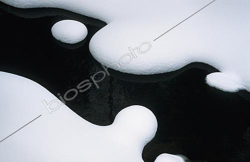 Biosphoto | 2434707 | Ruisseau aux berges enneigées, montagnes du Harz, Allemagne | &copy; Michael Fischer / imageBROKER / Biosphoto
