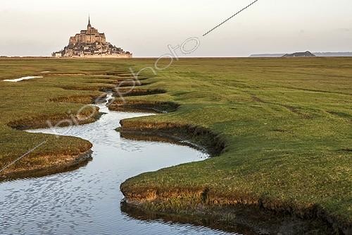 Biosphoto | 2036946 | Ruisseau sinueux dans la baie du Mont Saint-Michel - France ; Criche le long d'une digue | &copy; Vincent M. / Biosphoto