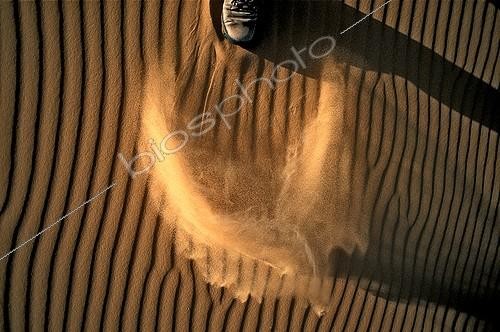 Biosphoto | 1394058 | Sable soulevé par un pied dans les dunes de Merzouga Maroc | &copy; Michel Bureau / Biosphoto