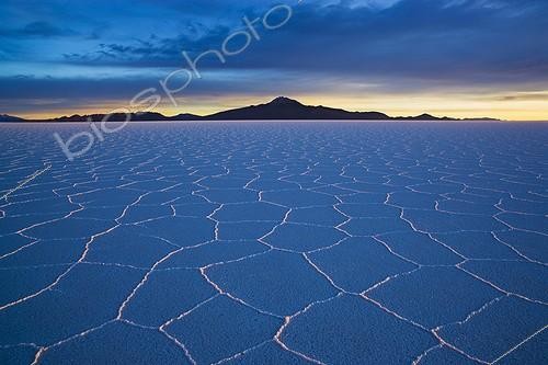 Biosphoto | 1001781 | Salar de Uyuni avec le volcan Tunupa sur l'Altiplano Bolivie ; Les hexagones se constituent quelques mois après l'assèchement de la saline | &copy; Theo Allofs / Biosphoto