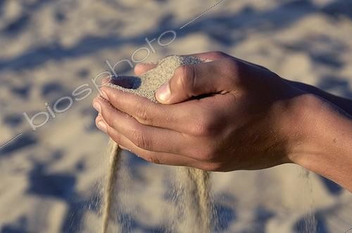 Biosphoto | 122313 | Sand passing through child's hands | &copy; Dominique Delfino / Biosphoto