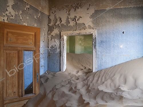 Biosphoto | 1823548 | Sandy ghost town of Kolmanskop Namibia  ;  At Kolmanskop, the abandoned ghost town of the diamond days of the early 1900 and of German origin. Inside the restricted Diamond Area east of the coastal town of Lüderitz | &copy; Thomas Dressler / Biosphoto