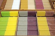 Biosphoto | 1252220 | Savons naturels sur un banc de marché | &copy; Dominique Delfino / Biosphoto