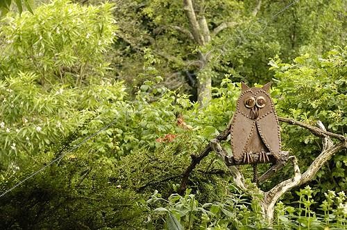 Biosphoto | 640135 | Scène au Jardin de Pierre en Alsace France ; Sculpture en métal représentant un hibou | &copy; Claude Thouvenin / Biosphoto