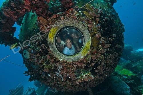 Biosphoto | 1934217 | Scientists in laboratory - Aquarius Reef Base Florida ; Dr. Chris Martens (front left), Dr.Niels Lindquist (left), UNC Chapel Hill and other members of the saturation diver team /2011 Ocean Acidification Mission | &copy; Christoph Gerigk / Biosphoto