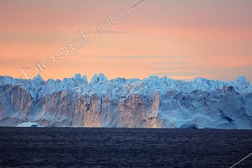 Biosphoto | 2423286 | Sérac au soleil couchant, un immense sérac d'une centaine de mètres de longueur sur 30 mêtres de hauteur vient de se détacher d'un front de glacier au fond du Scoresby Sund, Il va se morceler en plusieurs gros icebergs, Groenland | &copy; Pierre Vernay / Biosphoto