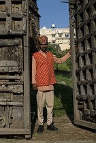 Biosphoto | 1608040 | Servant, Karni Fort Bambora Palace Hotel, Rajasthan, India | © Olaf Krueger / imageBROKER / Biosphoto