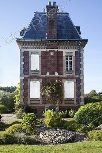 Biosphoto | 2027617 | Shrubs in front of a manor house | &copy; Dominique Dumas / Biosphoto