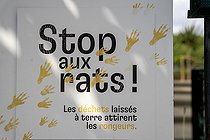 Biosphoto | 2588035 | Sign at the entrance to the garden of the Forney library in the rue du Figuier with the words Stop aux rats (Stop rats), waste left on the ground attracts rodents in Paris, Franc. Hygiene measures to prevent rats. | &copy; Antoine Boureau / Biosphoto