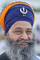 Biosphoto | 1609352 | Sikh with Khanda emblem, symbol of Sikhism on turban, portrait, Harmandir Sahib or Golden Temple, Amritsar, Punjab, North India, India, Asia | &copy; Olaf Krueger / imageBROKER / Biosphoto