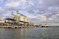 Biosphoto | 1606388 | Silos of the seaport of Buenaventura on Colombia's Pacific coast, Buenaventura, Valle del Cauca, Colombia, South America | © Florian Kopp / imageBROKER / Biosphoto