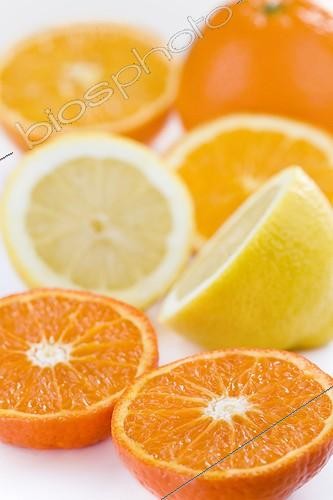 Biosphoto | 550567 | Sliced agrums in studio | &copy; Frédérique Bidault / Biosphoto