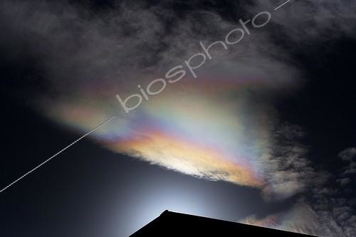 Biosphoto | 1159908 | Solar corona and iridescence in clouds ; Solar corona and iridescence in clouds caused by drops of similar diameter. | &copy; Laurent Laveder / Biosphoto