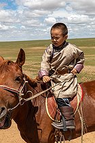 Biosphoto | 2584496 | Sortie en habits traditionnels à l'occasion de la fête du Naadam, fête nationale qui célèbre aujourd'hui en Mongolie l'indépendance de la Mongolie par rapport à la Chine, Steppe, Est de la Mongolie, Mongolie | &copy; Sylvain Cordier / Biosphoto