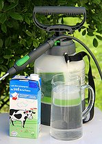 Biosphoto | 2456015 | Spraying a milk-based powdery mildew treatment | &copy; Lamontagne / Biosphoto