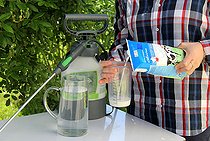 Biosphoto | 2456016 | Spraying a milk-based powdery mildew treatment | &copy; Lamontagne / Biosphoto