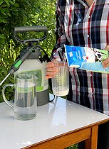 Biosphoto | 2456017 | Spraying a milk-based powdery mildew treatment | &copy; Lamontagne / Biosphoto