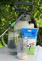 Biosphoto | 2456018 | Spraying a milk-based powdery mildew treatment | &copy; Lamontagne / Biosphoto