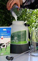 Biosphoto | 2456020 | Spraying a milk-based powdery mildew treatment | &copy; Lamontagne / Biosphoto