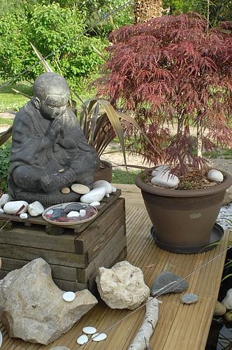 Biosphoto | 2073138 | Statue de moine tibétain en méditation au bord d'un bassin de jardin zen, Jardin de l’Écriture et de la Poésie, Eure et Loir, France | &copy; Catherine Fruhinsholz / Biosphoto