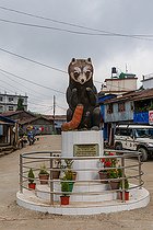 Biosphoto | 2584548 | Statue de panda roux à Nayabazar, le centre de la municipalité rurale de Maijogmai dans l'Ilam, Nayabazar, Népal | &copy; Sylvain Cordier / Biosphoto