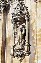 Biosphoto | 1605659 | Statue of a monk on the facade of the church of the monastery of Santa Maria in Alcobaça, Mosteiro de Santa Maria de Alcobaça, UNESCO World Heritage Site, Order of Cistercians, Alcobaça, Estremadura, Portugal, Europe | © Silvana Guilhermino / imageBROKER / Biosphoto