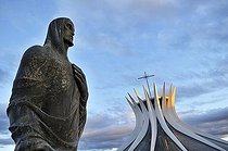 Biosphoto | 1600423 | Statue of the Evangelist Luke in front of the cathedral Catedral da Nossa Senhora Aparecida, architect Oscar Niemeyer, Brasilia, Distrito Federal state, Brazil, South America | © Florian Kopp / imageBROKER / Biosphoto