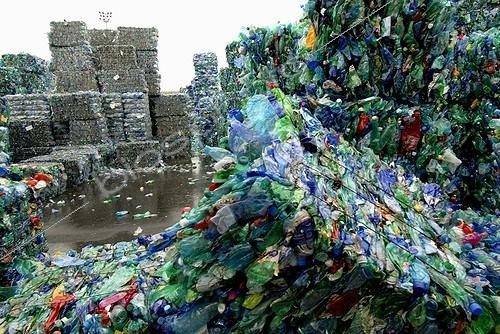 Biosphoto | 122968 | Stock d'emballages plastiques pour le recyclage France ; Stock de balles plastiques PET provenant du centre de tri avant la régéneration et la fabrication de nouveaux produits. A l'Usine de recyclage des emballages plastiques Politex Freubdenberg à Colmar. | &copy; Denis Bringard / Biosphoto