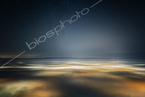 Biosphoto | 2592575 | Stratus (mer de nuages) illuminé par les lumières de Genève depuis le Mont-Salève, Haute-Savoie, France | &copy; Christophe Suarez / Biosphoto