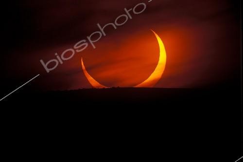 Biosphoto | 66354 | Sun crescent setting at the end of an annular eclipse ; Annular solar eclipse of 10th May 1994<br>Observation site: Tizi-n-Ilissi | &copy; Olivier Sauzereau / Biosphoto