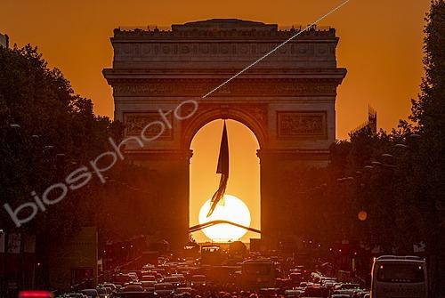 Biosphoto | 2624255 | Sunset aligned with the Arc de Triomphe in the Place Charles de Gaulle, Paris, France. | &copy; Philippe Jacquot / Biosphoto