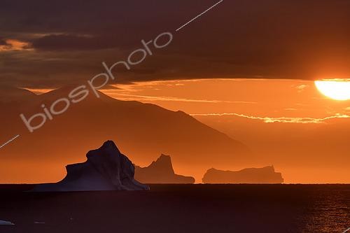 Biosphoto | 2433901 | Sunset on icebergs in the Scoresbysund, North East Greenland | &copy; Pierre Vernay / Biosphoto