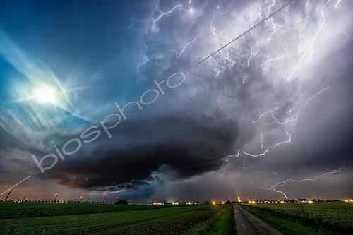 Biosphoto | 2024046 | Supercell storms over the countryside at night - France  ; Mesocyclone and convective Turret<br>Layering 7 photos 30 seconds equivalent to a period of 3 minutes 30 seconds. | &copy; Xavier Delorme / Biosphoto