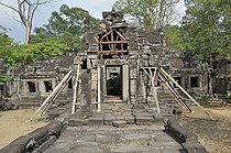 Biosphoto | 1600639 | Support logs, Banteay Kdei temple complex, Angkor, Cambodia, Asia | © Walter G. Allgoewer / imageBROKER / Biosphoto