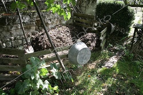 Biosphoto | 1268485 | Tas de compost dans un jardin | &copy; Patricia Méaille / Biosphoto