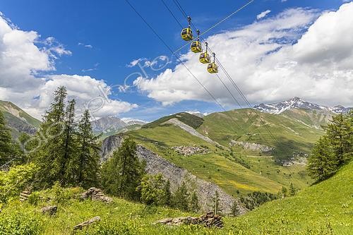 Biosphoto | 2575355 | Téléphérique des glaciers de la Meije (1450 - 3200m) avec en arrière-plan Les Terrasses, l'un des quatres hameaux de La Grave, haute vallée de la Romanche, Hautes-Alpes, France | &copy; Michel Cavalier / Biosphoto