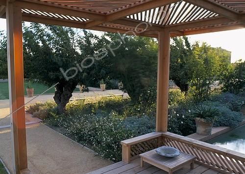 Biosphoto | 1209925 | Terrasse de jardin couverte ; Paysagistes: Ossart - Maurières | &copy; Gilles Le Scanff & Joëlle-Caroline Mayer / Biosphoto