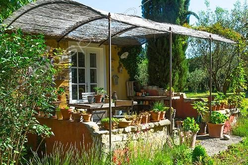 Biosphoto | 1958283 | Terrasse de jardin ombragée | &copy; Philippe Giraud / Biosphoto