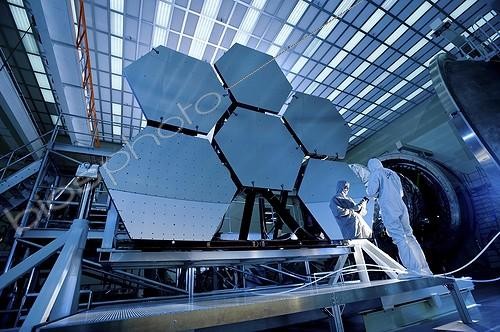 Biosphoto | 1632193 | Test des miroirs d'un téléscope dans un froid extrême USA ; Les techniciens achevent une série de tests cryogéniques sur six segments de miroir au béryllium du James Webb Space Telescope  au centre  X-ray & Cryogenic Facility . Pendant les essais, les miroirs ont été soumis à des températures extrêmes qui les plongent vers -249 degrés Celsius, ce qui permet aux ingénieurs de mesurer en détail comment la forme du miroir change quand il se refroidit. Le télescope Webb a 18 miroirs, chacun d'entre eux sera testé deux fois dans le  Centre de rayons X et des installations cryogéniques  pour veiller à ce que le miroir puisse maintenir sa forme dans un environnement spatial - une fois avec le béryllium poli nu et puis de nouveau après qu'une fine couche d'or soit appliquée. Les jauges d'essai cryogéniques permettent de prédire les changements de chaque miroir et comment il prendra en compte les sources de lumière infrarouge. Les miroirs sont conçus pour rester au froid afin de permettre aux scientifiques d'observer la lumière infrarouge qu'ils reflètent à l'aide d'un télescope et des instruments optimisés pour détecter cette lumière. Les objets chauds émettent de la lumière infrarouge, ou de la chaleur. Si le miroir de télescope Webb est trop chaud, la très faible lumière infrarouge des galaxies lointaines pourrait être perdue dans la lueur infrarouge du miroir lui-même. Ainsi, les miroirs du télescope Webb ont besoin pour fonctionner de rester dans un état de froid profond ou cryogénique, à environ -229 degrés Celsius. | © N.A.S.A. / Biosphoto