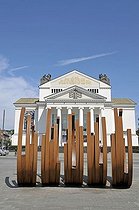 Biosphoto | 1605711 | Theater Duisburg, in the front the metal sculpture, 